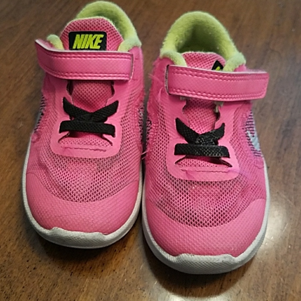 Nike revolution 3